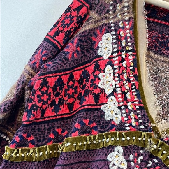 Bohemian V-Neck Patterned Top - Picture 6 of 7